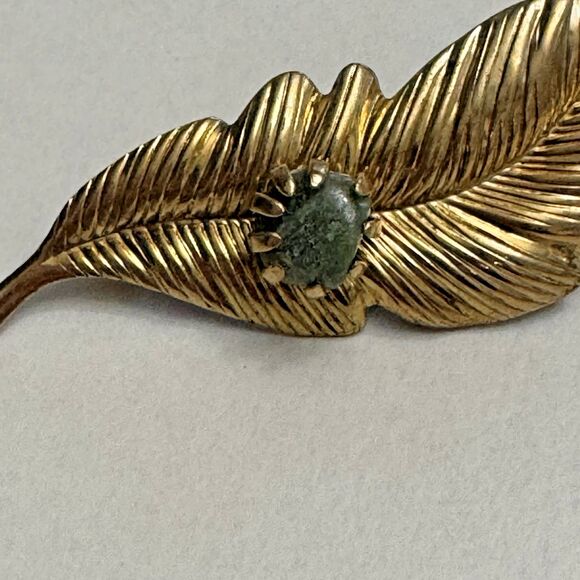 Vintage Gold Tone Leaf Brooch Pin Green Stone Accent Textured 2 Inch - Picture 6 of 7
